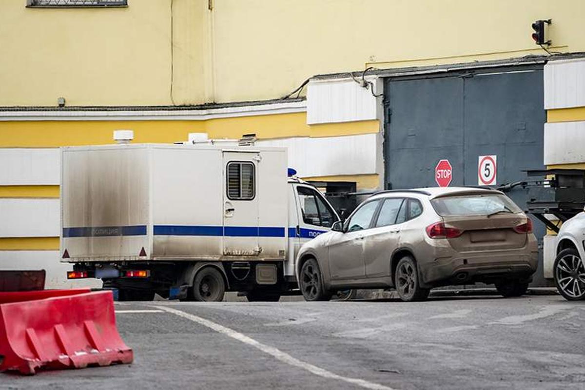 Грузовик с оружием пытался въехать на территорию колонии на Урале