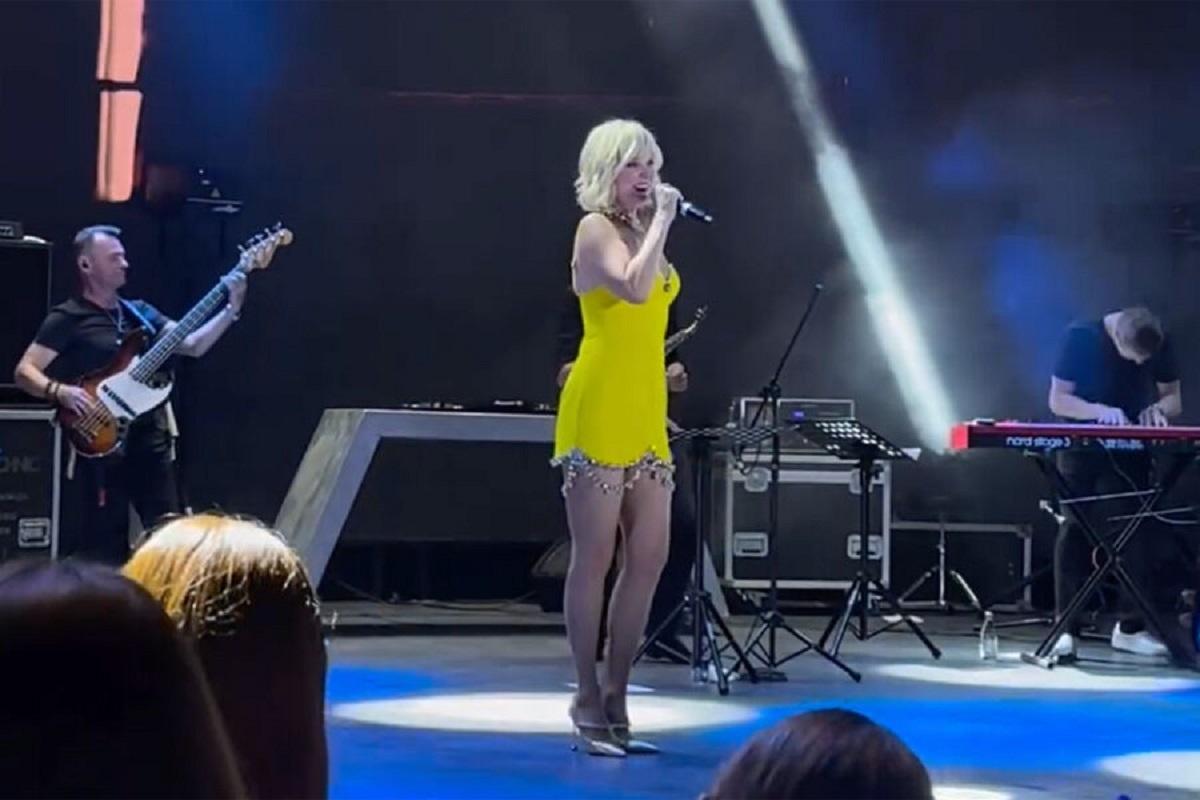 Певица Валерия вышла на сцену Турции и поразила зрителей своими модельными ногами. Муж Пригожин не мог сдержать эмоций