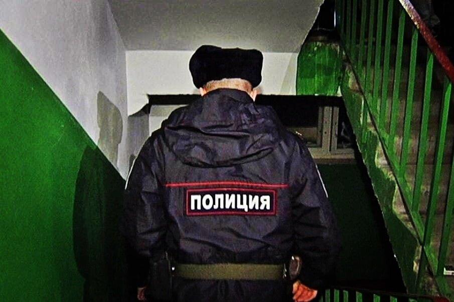 Полиция в подъезде