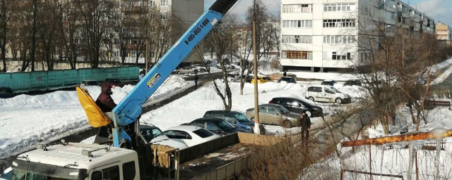 В Электрогорске продолжают чистить опасные крыши от снега и наледи