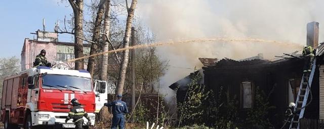 Пожар в пролетарском. Сгорел дом в Твери. Пожар в НИИ Тверь. В Твери произошёл крупный пожар в Пролетарском районе. Горящий дом фото.