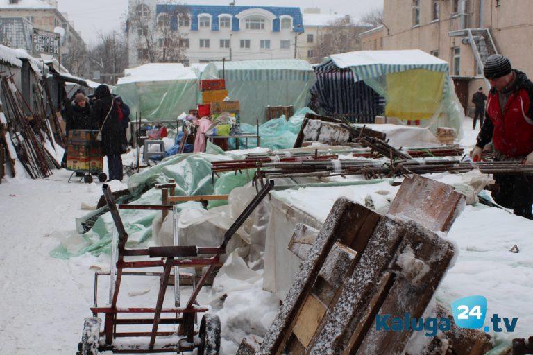 В Калуге на центральном рынке разбирают оставшиеся палатки