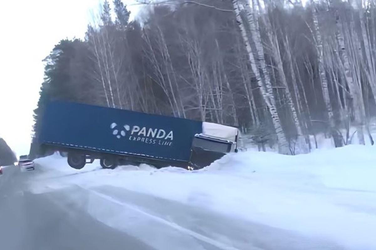 Фура съехала в кювет на трассе Новосибирск — Колывань