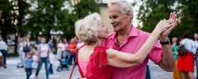 Жителей Смоленска пригласили послушать песни 60-70-х годов и потанцевать под них