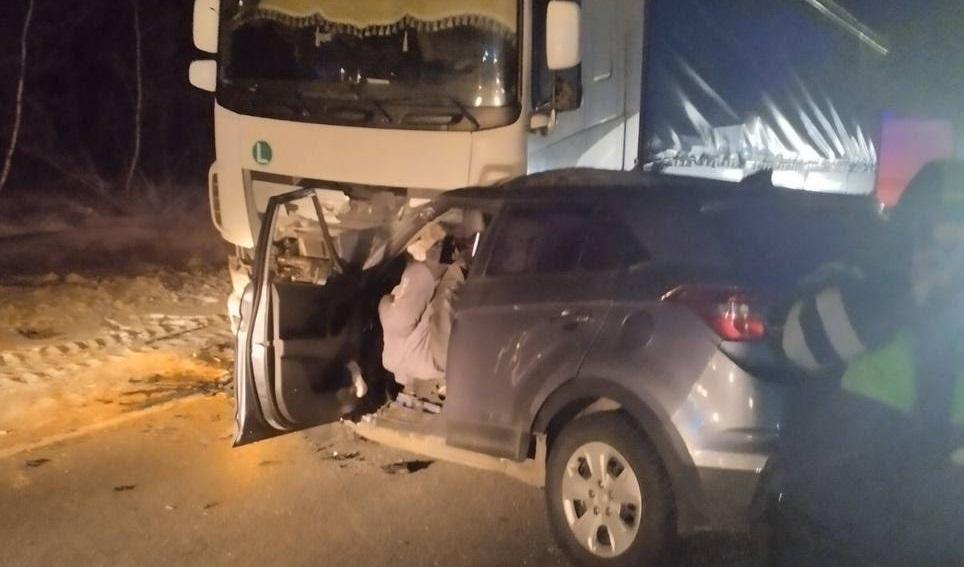 В Самарской области погибли четыре человека в результате ДТП с участием внедорожника и грузовика