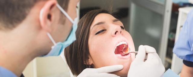 Стоматолог Аверин назвал частую причину смерти во время лечения зубов