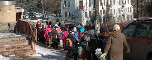 В Екатеринбурге эвакуировали учеников 151 школы из-за сообщений о минировании