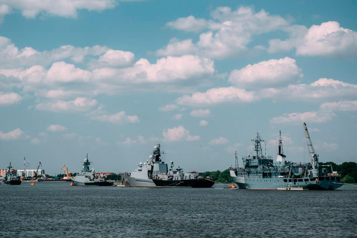 Председатель Думы Астраханской области Игорь Мартынов поздравил военных моряков и ветеранов с Днем Военно-Морского Флота