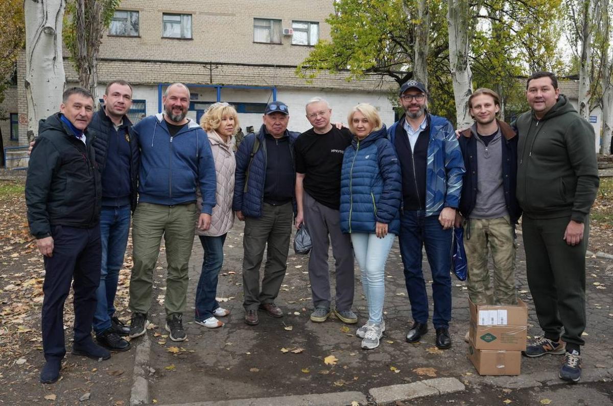 Депутаты Заксобрания Иркутской области привезли автотранспорт в зону СВО и материалы для ремонта спортивной школы в Кировске