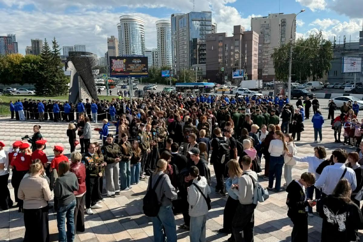 Более тысячи человек приняли участие в акции «Помним Беслан» ко Дню солидарности в борьбе с терроризмом в Новосибирске