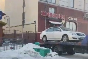 В Новосибирске эвакуатор увез машину на штрафстоянку вместе с хозяином