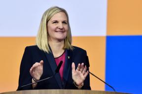 «Выгнали их задолго до Трампа»: глава МОК заявила о независимом решении по запрету трансгендеров в женском спорте