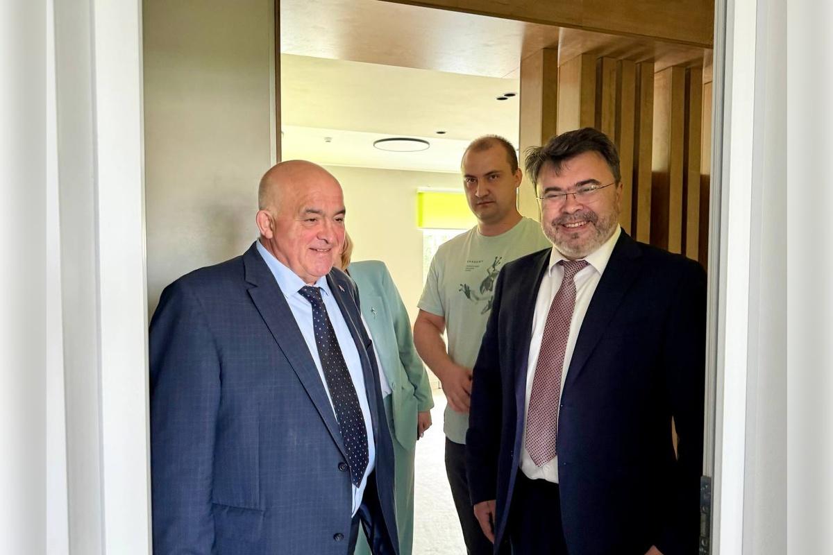 Сергей Ситников осмотрел обновленную детскую поликлинику в Красном-на-Волге