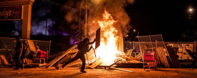 Протестующие из-за убийства афроамериканца в Миннеаполисе сожгли полицейский участок