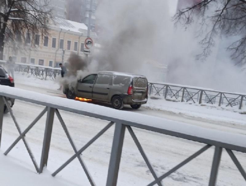 В центре Перми загорелся припаркованный LADA Largus