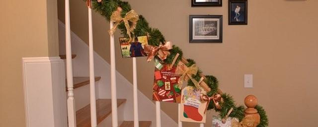 Советы по украшению лестницы в доме к Новому году
