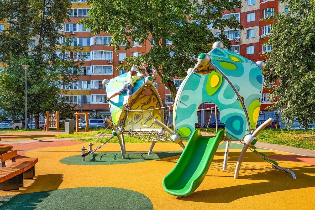 Детские площадки московских дворов стали оснащать развивающими игровыми модулями