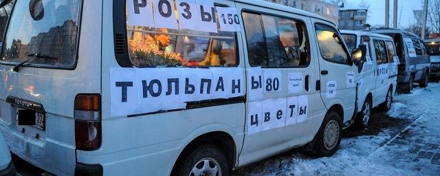 В Хабаровске у ТЦ «Южный парк» образовались стихийные ряды цветочников