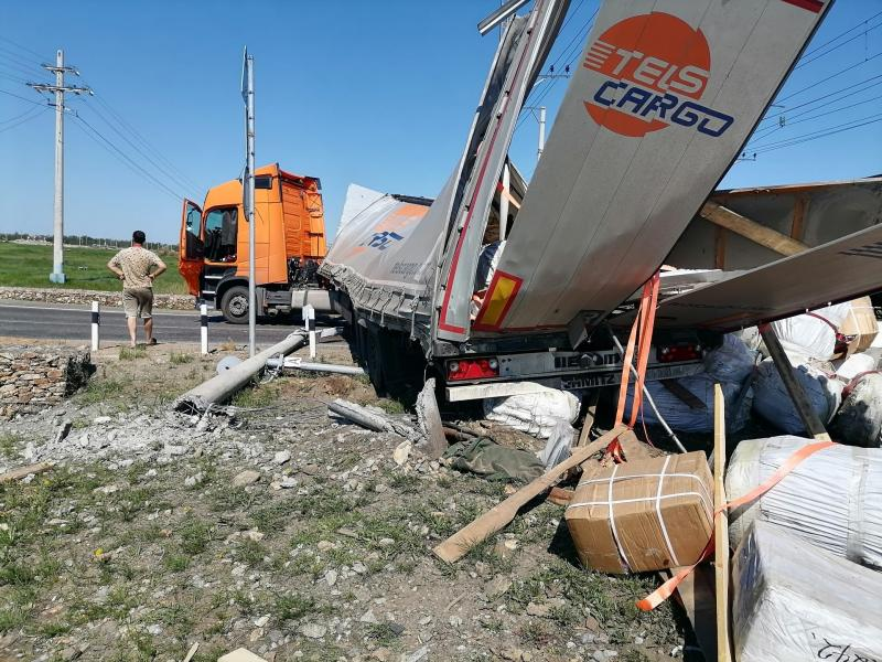 На станции Безречная в Забайкалье поезд протаранил грузовик