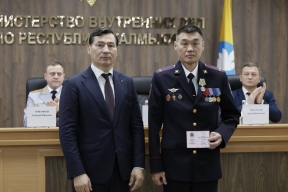 Глава Калмыкии Бату Хасиков вручил медаль имени Эрдни Деликова сотрудникам МВД