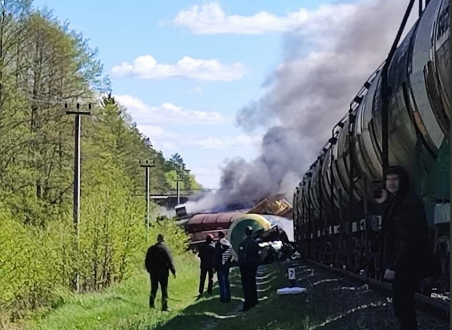 В Брянской области из-за подрыва путей сошел с рельсов поезд с нефтепродуктами — Видео