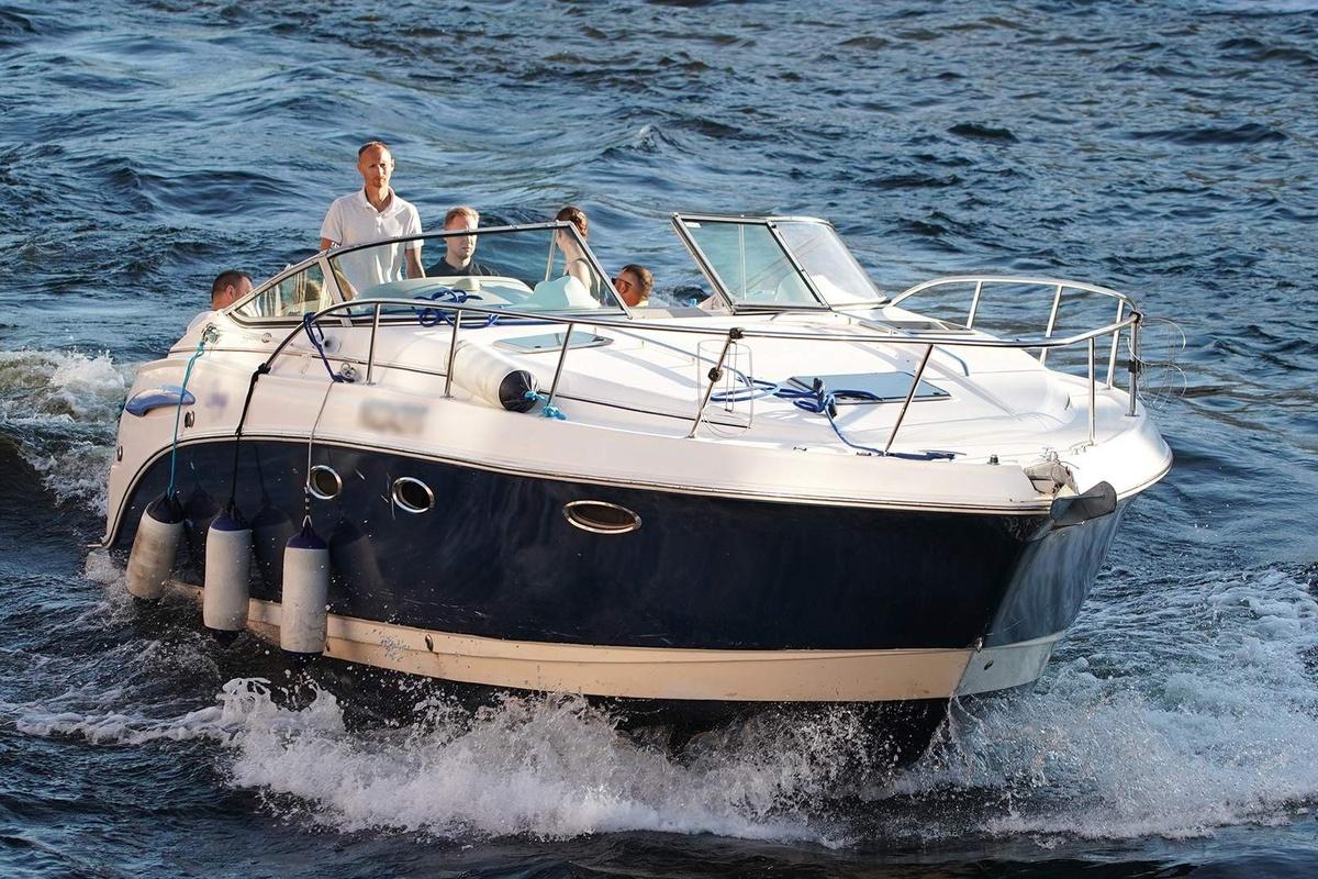 Трех пассажиров катера, наехавшего на бревно в Малой Невке, госпитализировали