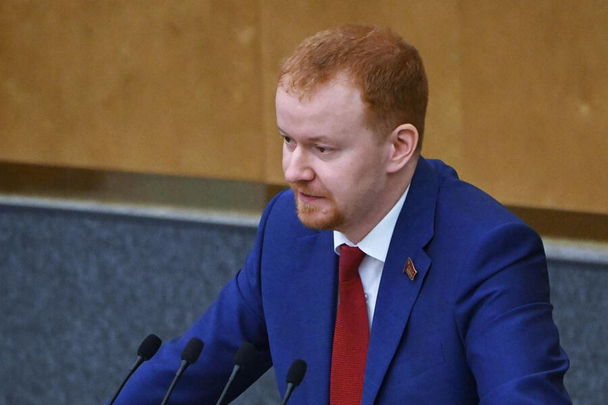 Депутат от КПРФ Парфенов отказался прокомментировать видео с эскортницей в кабинете Госдумы