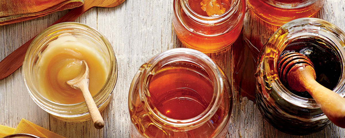 Диетолог рассказал, чем опасен и кому противопоказан мед