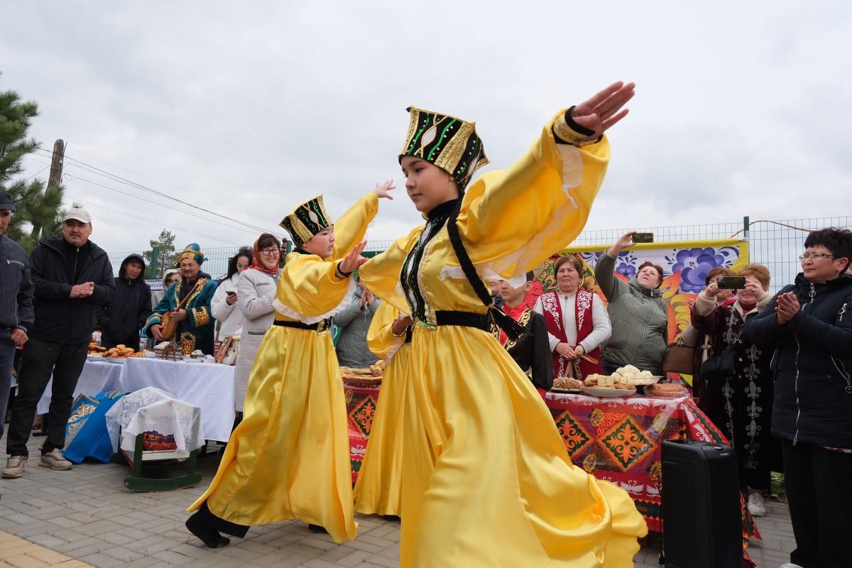 Спикер Думы Астраханской области Игорь Мартынов принял участие в празднике Наурыз в Камызякском районе