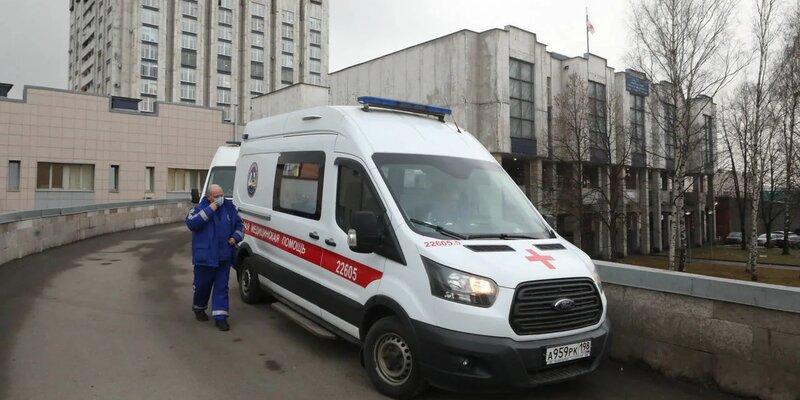 В Петербурге за сутки госпитализировали 338 человек с коронавирусом и пневмониями