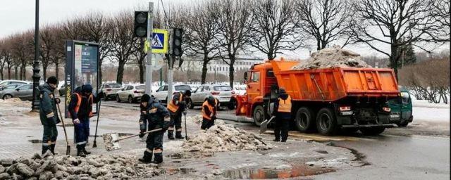На дорогах Петербурга 24 января в уборке снега задействовано более тысячи машин