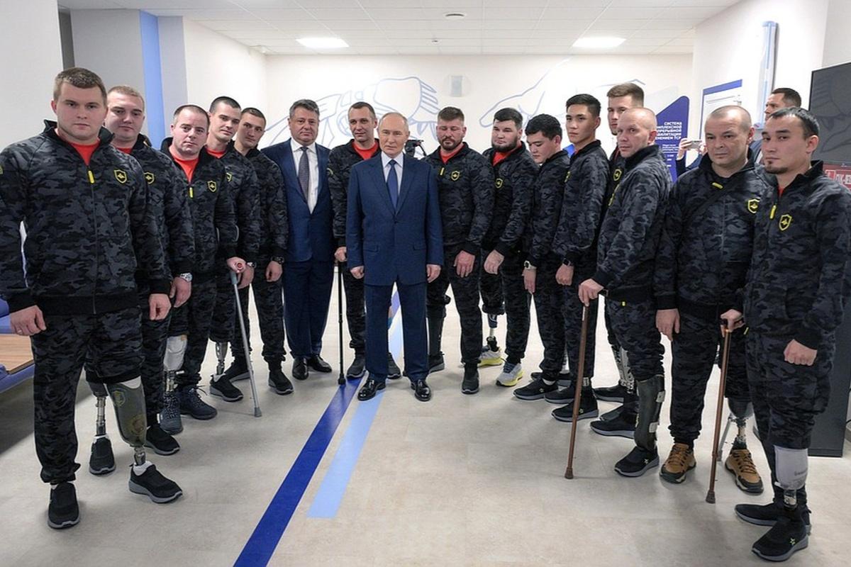 Песков раскрыл детали взаимодействия президента с участниками СВО