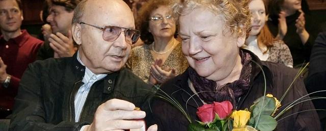 Вдова Андрея Мягкова не выходит из дома после смерти мужа