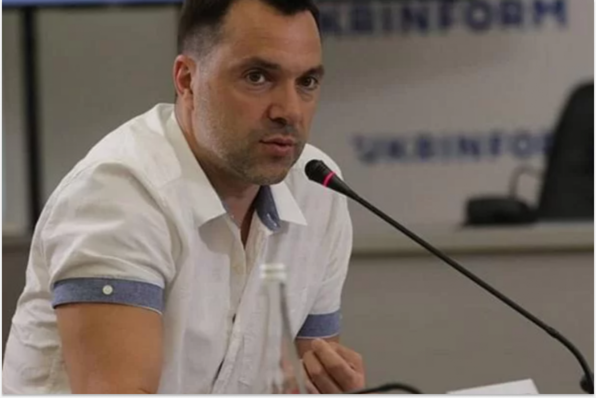 Арестович объявил о прекращении сборов на оружие для ВСУ