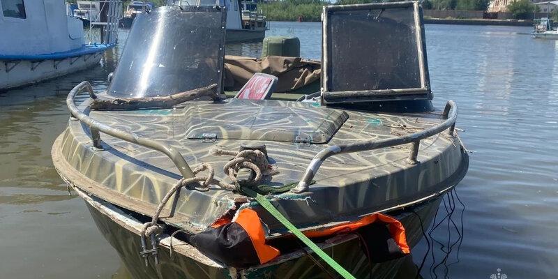 В Астрахани пластиковый катер с пассажирами на борту врезался в буй для речной навигации