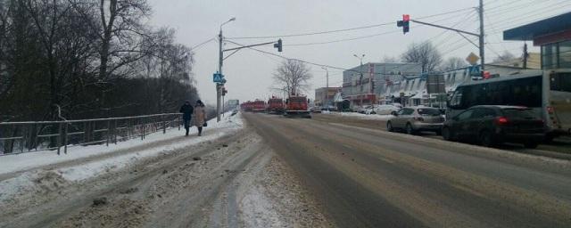 В Туле 100 спецмашин вышли на уборку улиц от снега