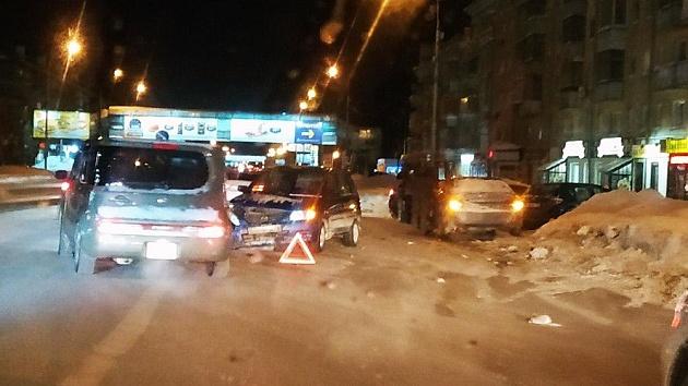 В Новосибирске рядом с остановкой столкнулись два автомобиля