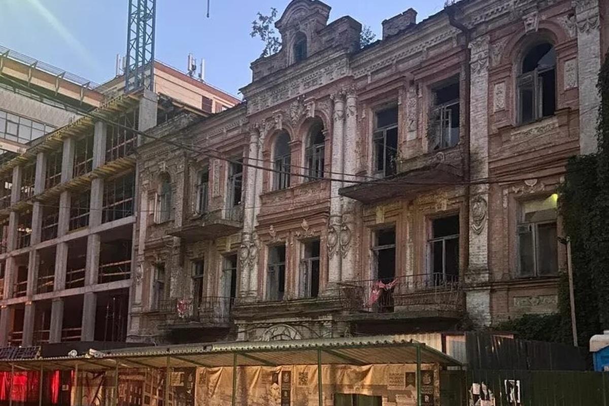 В центре Киева неизвестные экскаваторами снесли усадьбу XIX века
