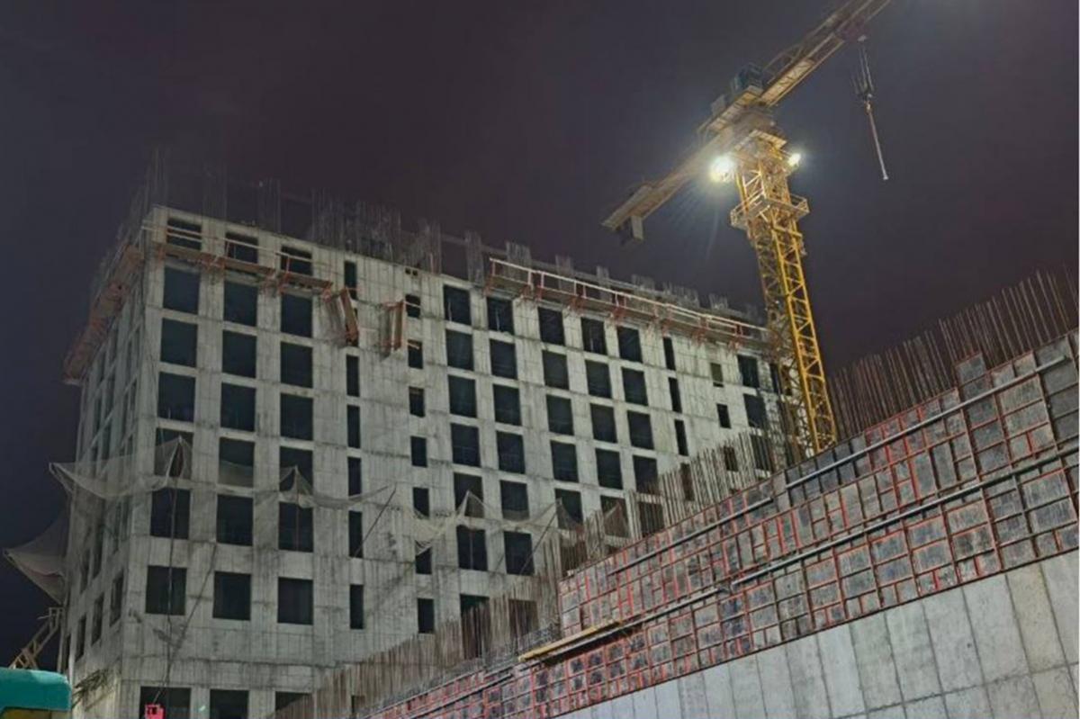 Во Владивостоке двое рабочих погибли после падения с высоты на стройке