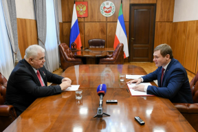 Глава Хакасии Валентин Коновалов обсудил с зампредом комитета Госдумы по делам СНГ Казбеком Тайсаевым вопросы поддержки участников СВО в регионе