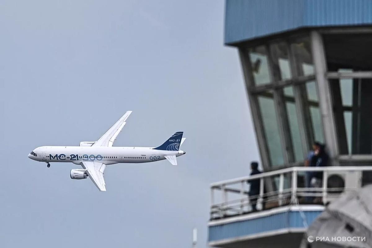 Пилот и двое детей провели ночь на крыле самолета после аварии в Аляске