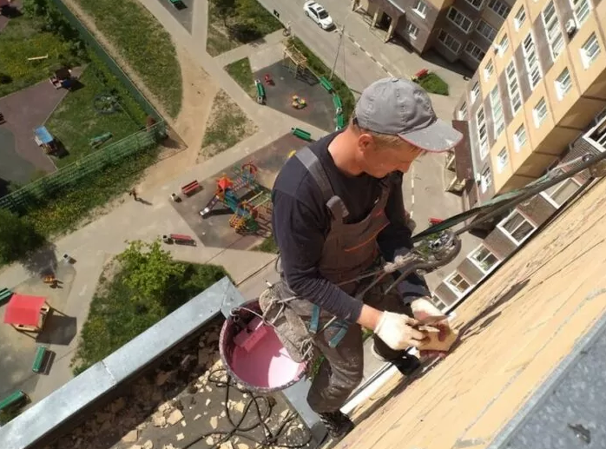 В Ивантеевке Городского округа Пушкинский промышленные альпинисты отремонтировали балконы