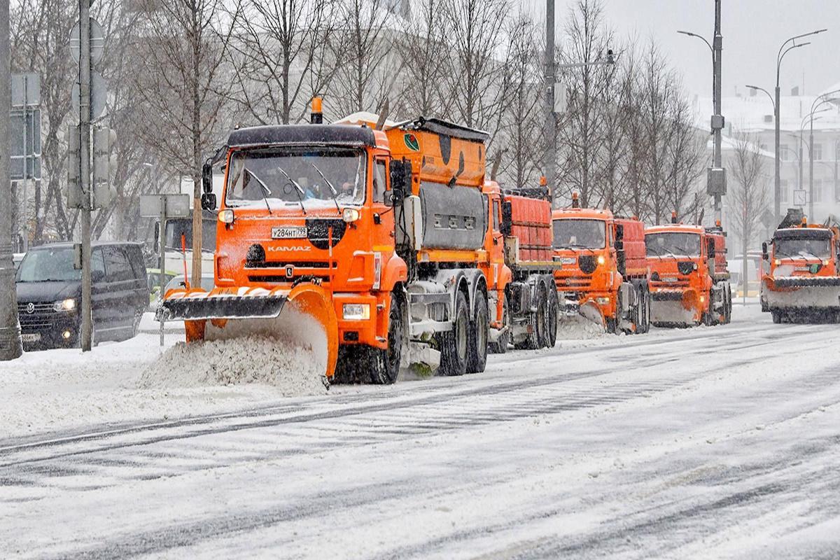 В условиях снегопада на улицах Москвы работает более 15 тысяч единиц спецтехники