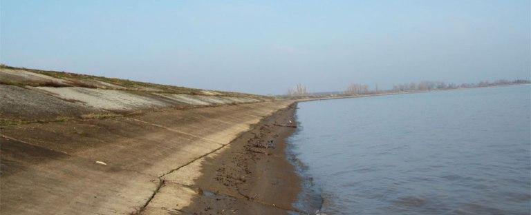 Кубанские спасатели ликвидировали просадку грунта на водохранилище