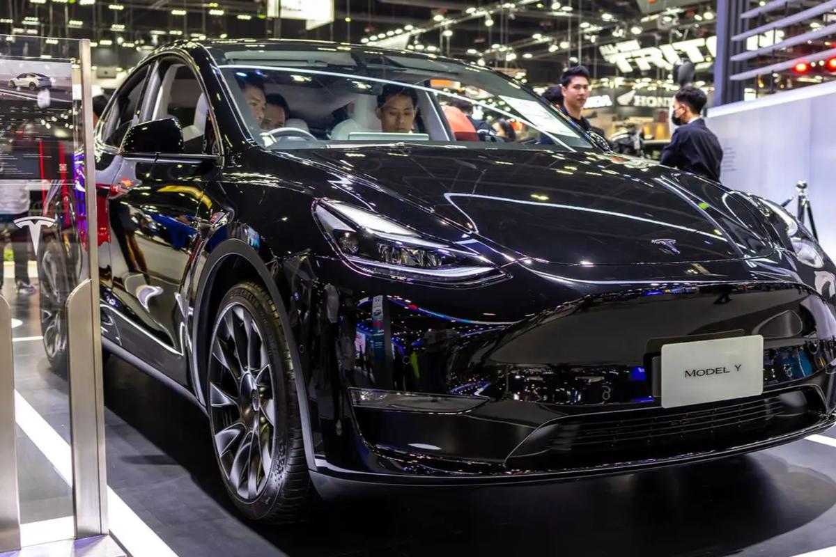 Обновлённый ИИ Tesla копирует стиль вождения владельца