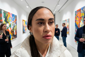 Картины по 600 тысяч и странное поведение: выставка дочери Любови Успенской. Мама оплатила?