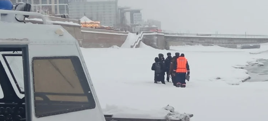 В Новосибирске спасли четверых мужчин, застрявших под Октябрьским мостом на льду