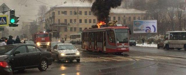 В Петербурге во время движения загорелся трамвай