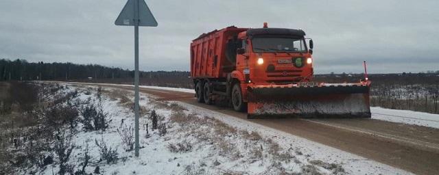 Подмосковные дороги ночью от снега убирали 580 спецмашин