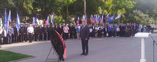 Губернатор Игорь Бабушкин возложил цветы к мемориалу Вечный огонь в Братском саду